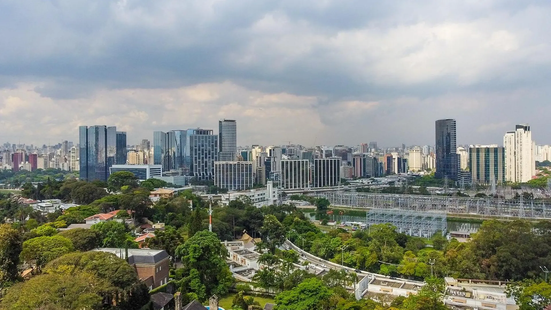Linda Casa Em Rua Fechada Com Vista Proxima Ao Shopping Cidade Jardim São Paulo Brazília