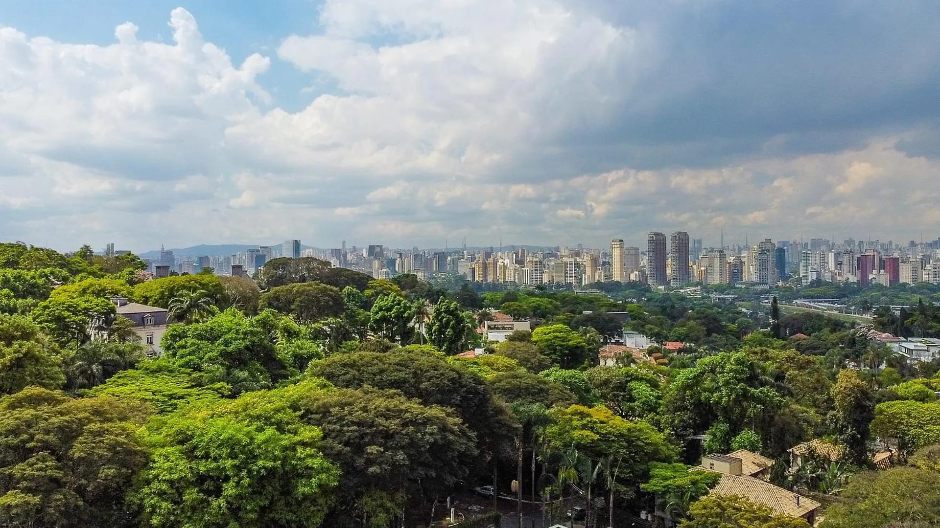 Linda Casa Em Rua Fechada Com Vista Proxima Ao Shopping Cidade Jardim Sao Paulo 0*,  Brazil